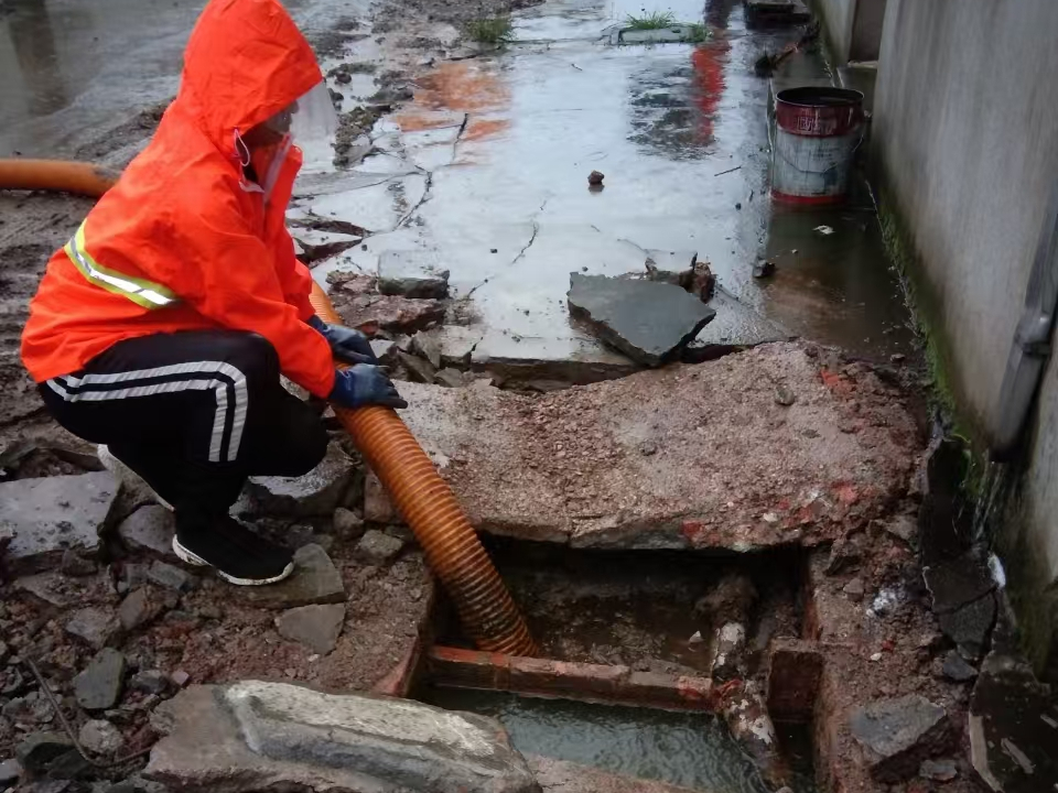 克孜勒苏柯尔克孜专业清理污水池 炜誉市政以规范流程守护城市 “肠道”