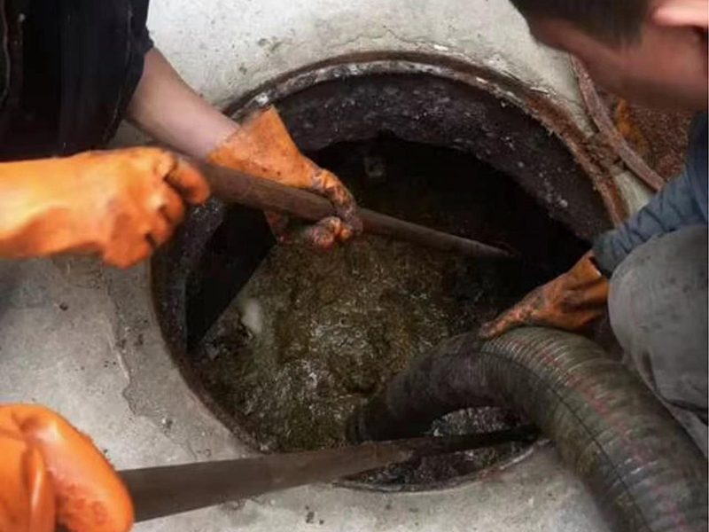 克孜勒苏柯尔克孜清理化粪池时如何避免沼气的危害？